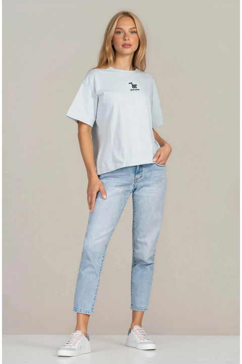 Дамска тениска в светлосиньо с обло деколте и минималистична щампа