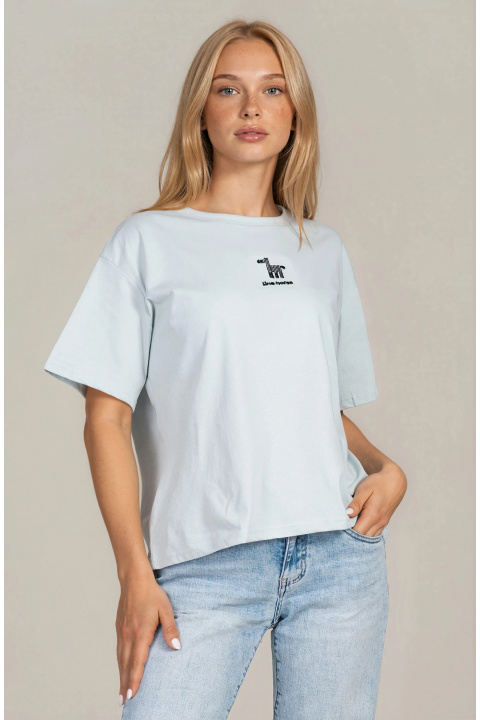 Дамска тениска в светлосиньо с обло деколте и минималистична щампа