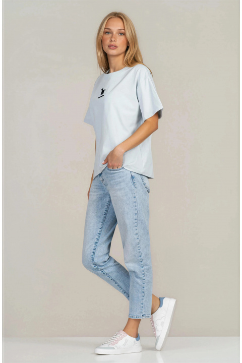 Дамска тениска в светлосиньо с обло деколте и минималистична щампа