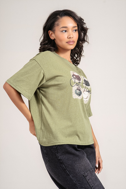 Дамска тениска в зелено с щампа чаши с кафе