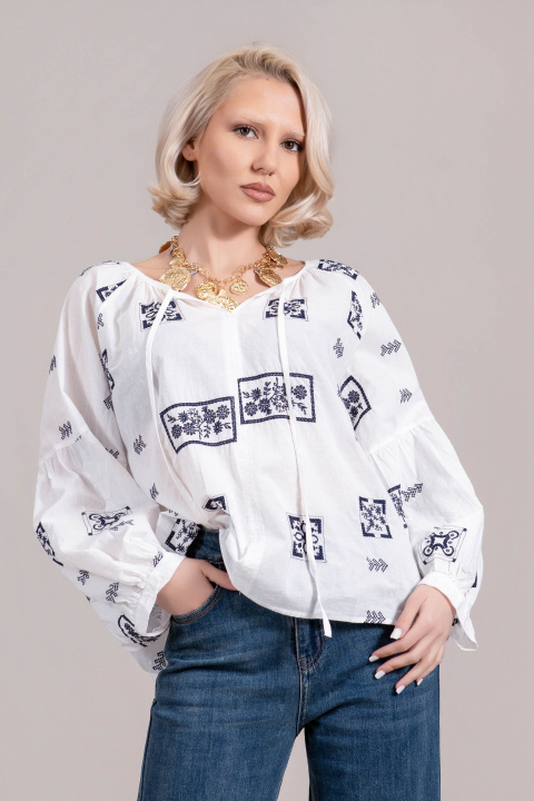 Дамска туника от фин памук в бяло с тъмносин етно-флорален принт