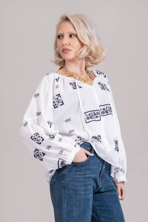 Дамска туника от фин памук в бяло с тъмносин етно-флорален принт
