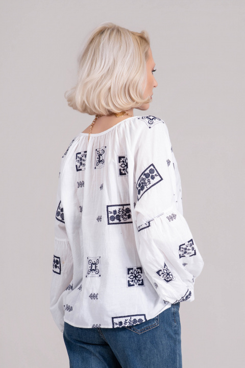 Дамска туника от фин памук в бяло с тъмносин етно-флорален принт
