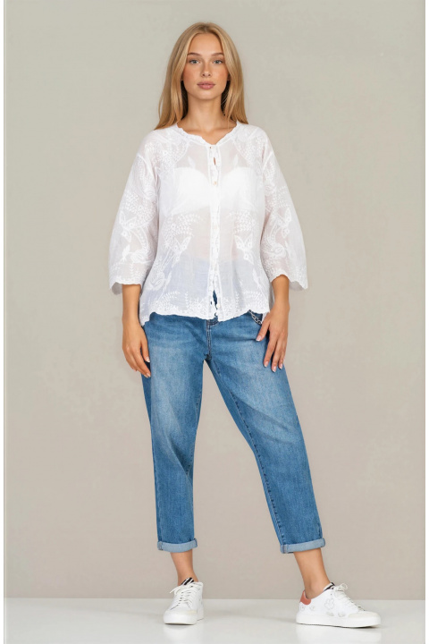 Дамска туника от памук в бяло с копчета и релефна бродерия