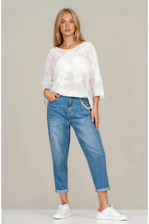 Дамска туника от памук в бяло с обло деколте и релефна бродерия