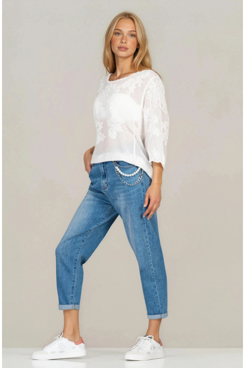 Дамска туника от памук в бяло с обло деколте и релефна бродерия