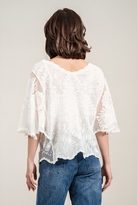 Дамска туника от памук в бяло с релефна бродерия и ефирни ръкави