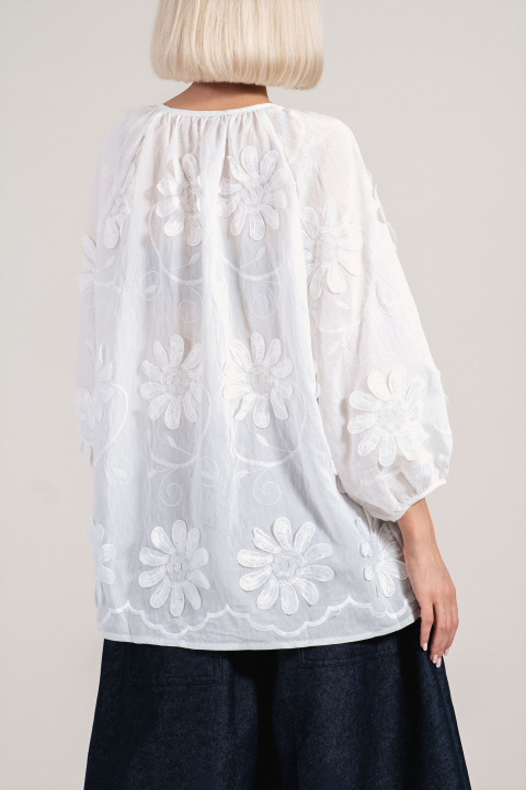 Дамска туника в бяло с 3д бродерии