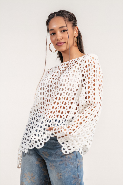 Дамска туника в бяло с ефектна рязана бродерия и свободна кройка