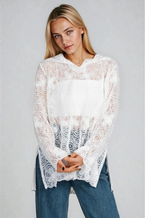 Дамска туника в бяло с качулка и декорирана рязана дантела