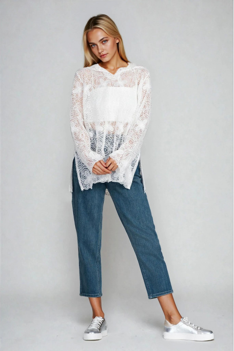 Дамска туника в бяло с качулка и декорирана рязана дантела
