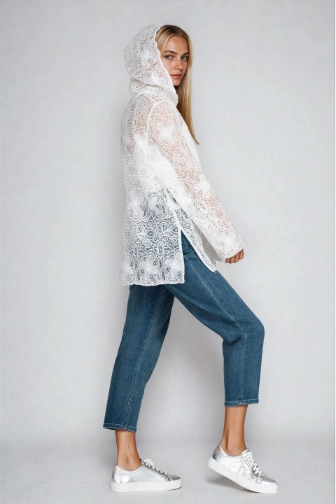 Дамска туника в бяло с качулка и декорирана рязана дантела