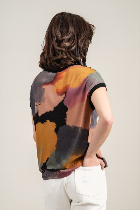 Дамска туника в черно с абстрактен принт и свободна кройка