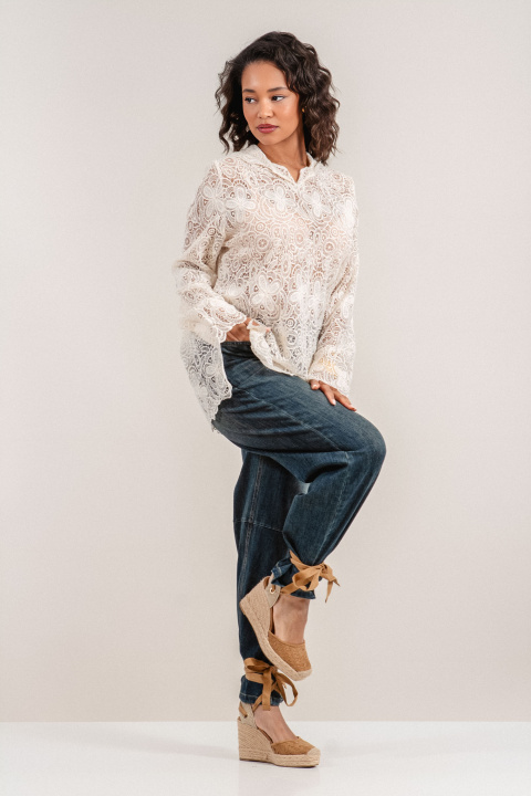 Дамска туника в цвят екрю с качулка и рязана дантела