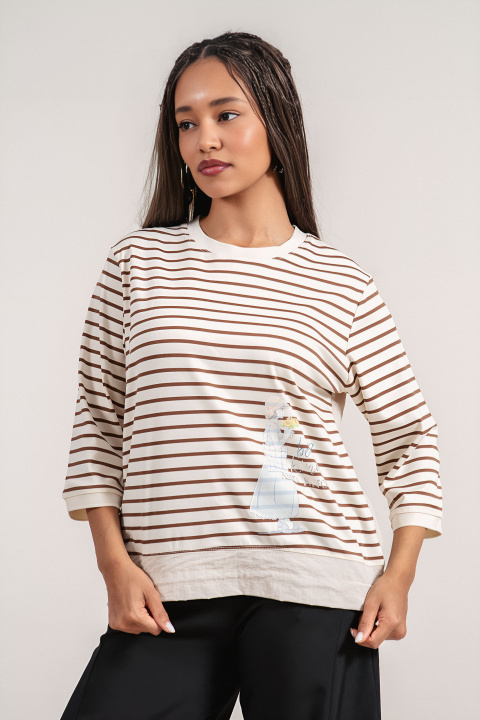 Дамска туника в цвят екрю с кафяво райе, 7/8 ръкави и декоративна щампа