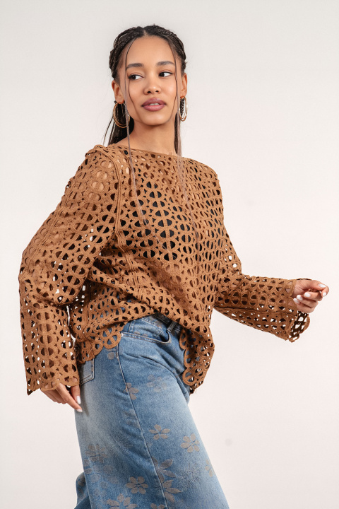 Дамска туника в кафяво с ефектна рязана бродерия и свободна кройка