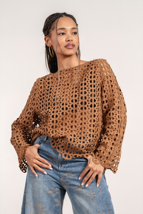 Дамска туника в кафяво с ефектна рязана бродерия и свободна кройка