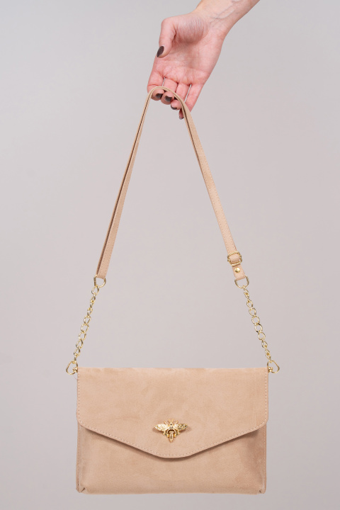 Дамска велурена чанта тип клъч в бежово