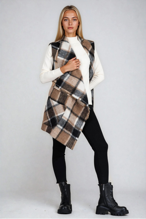 Дамски асиметричен елек в бежово без закопчаване с кариран принт