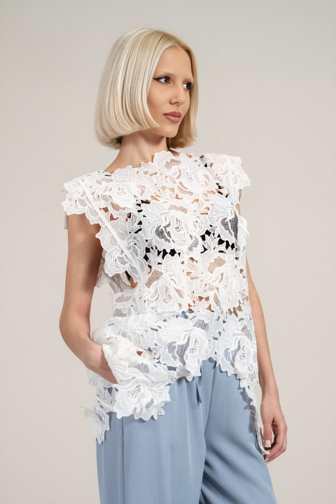 Дамски асиметричен топ в бяло с ефектна рязана бродерия