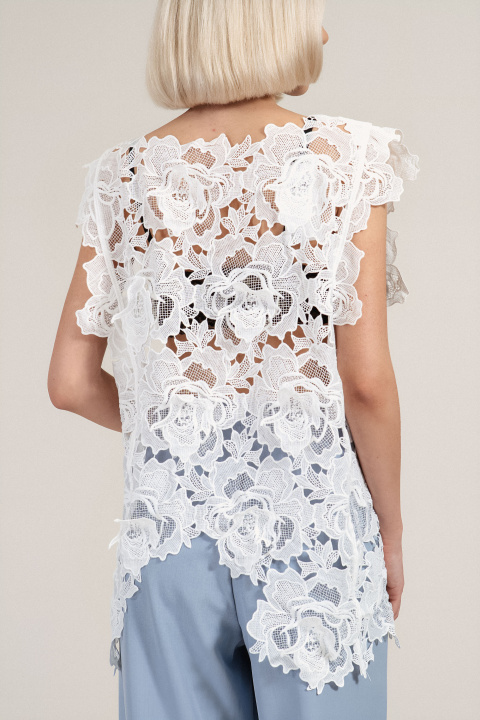 Дамски асиметричен топ в бяло с ефектна рязана бродерия