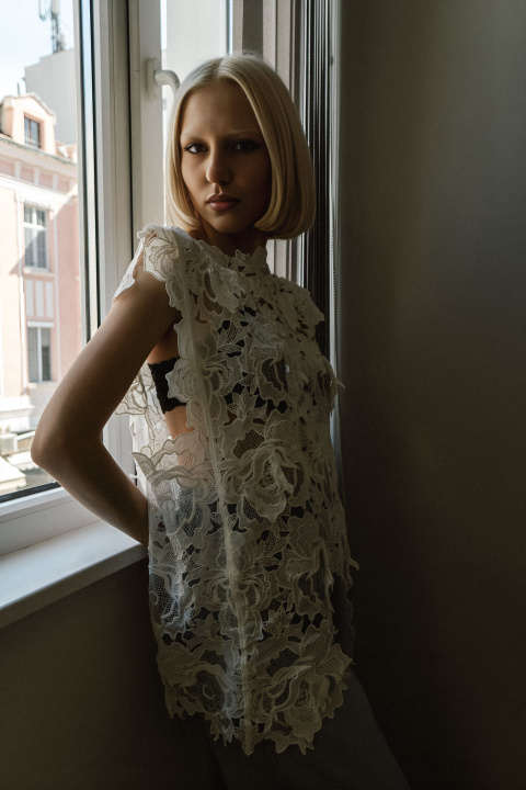 Дамски асиметричен топ в бяло с ефектна рязана бродерия