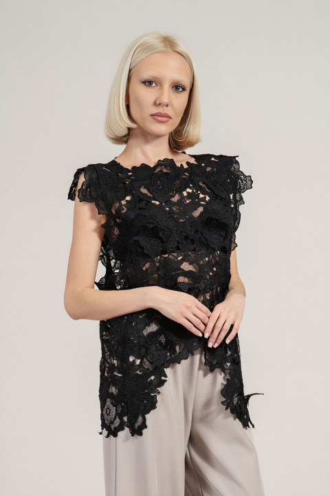 Дамски асиметричен топ в черно с ефектна рязана бродерия