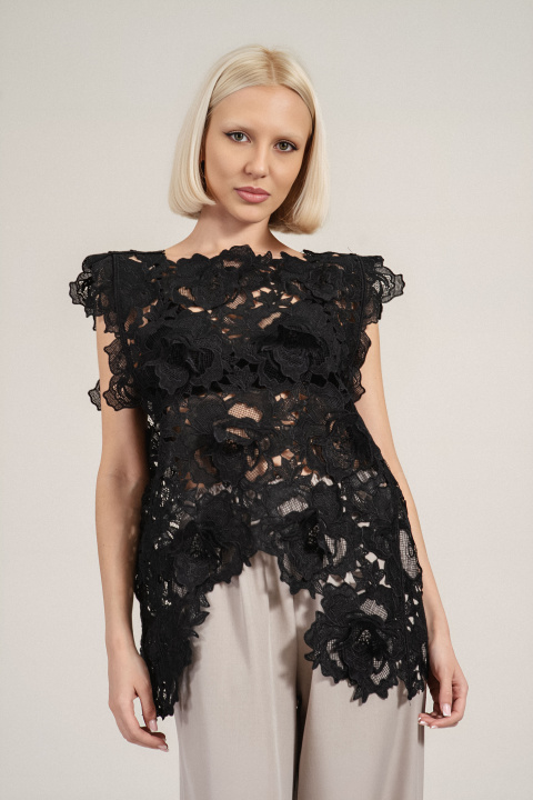 Дамски асиметричен топ в черно с ефектна рязана бродерия