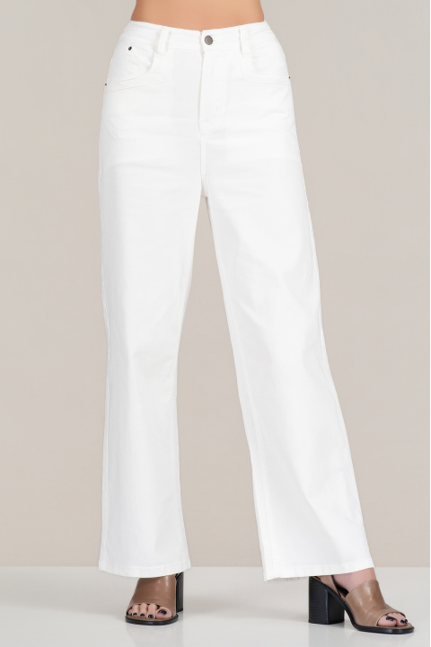 Дамски бели дънки от еластичен тънък деним с разкроен крачол