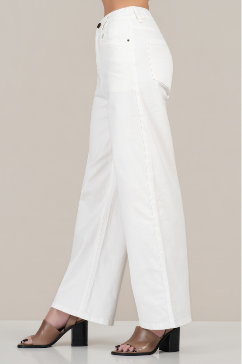 Дамски бели дънки от еластичен тънък деним с разкроен крачол