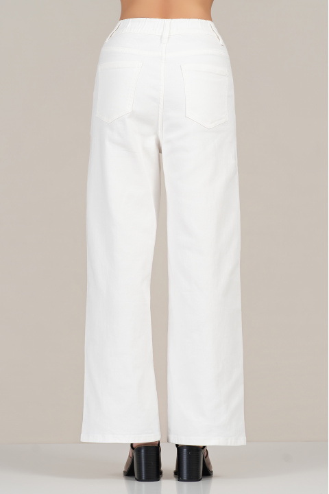 Дамски бели дънки от еластичен тънък деним с разкроен крачол