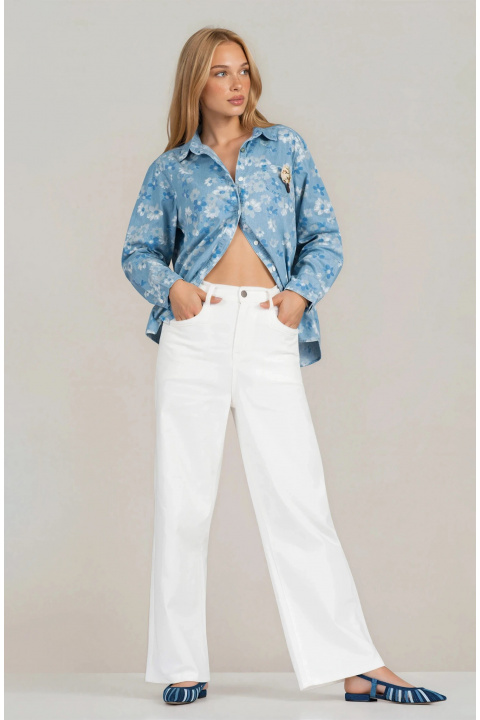 Дамски бели дънки от еластичен тънък деним с разкроен крачол