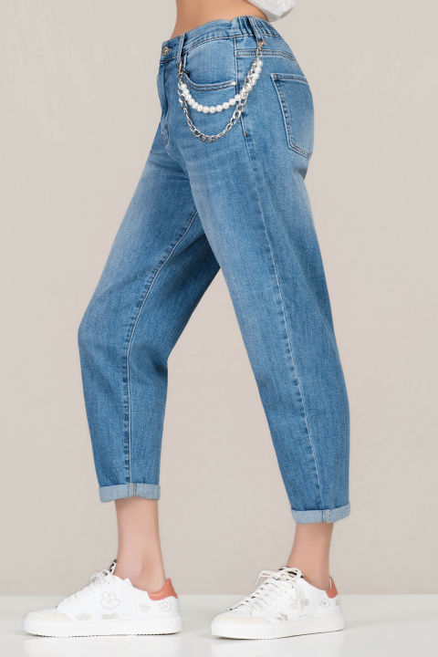 Дамски бойфриенд дънки в светлосиньо и декоративна верижка с перли