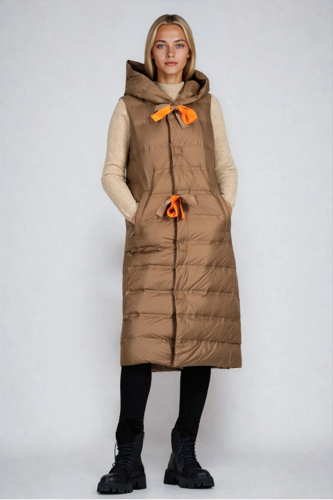 Дамски дълъг елек в кафяво с качулка и оранжеви връзки