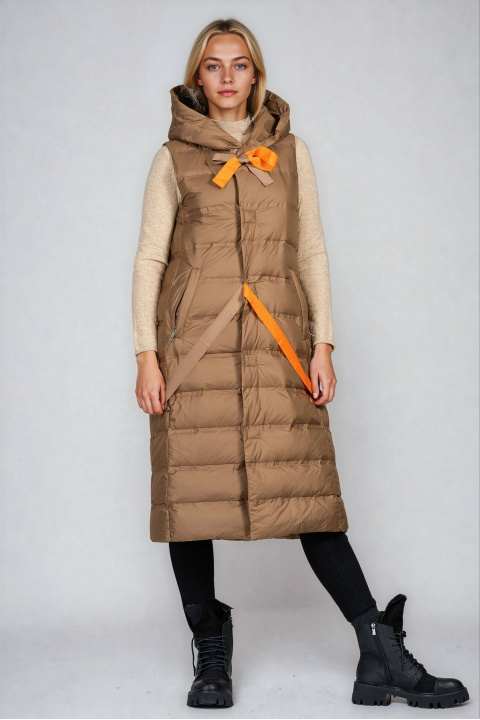 Дамски дълъг елек в кафяво с качулка и оранжеви връзки
