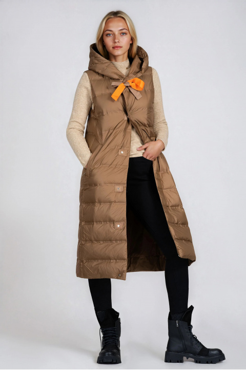 Дамски дълъг елек в кафяво с качулка и оранжеви връзки