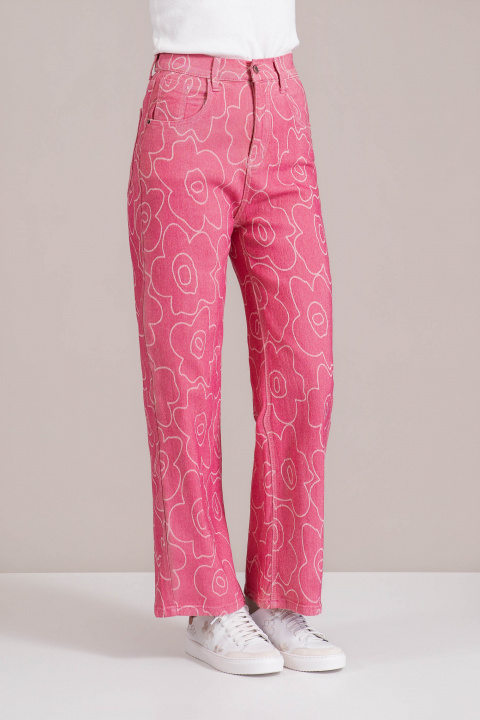 Дамски дънки ''Dragonfly'' в розово със светъл контур на цветя и широки крачоли