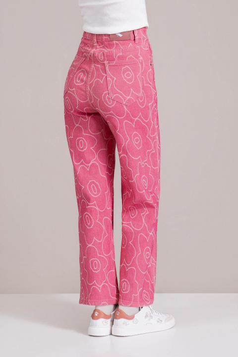 Дамски дънки ''Dragonfly'' в розово със светъл контур на цветя и широки крачоли