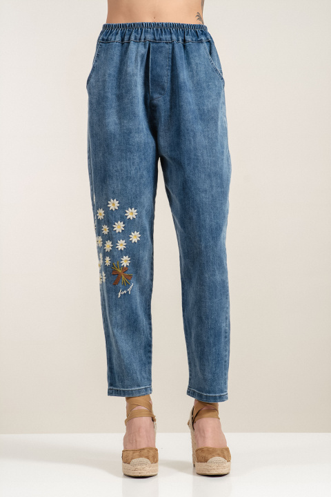 Дамски дънки от памук в син деним с ластик на талията и бродирани цветя