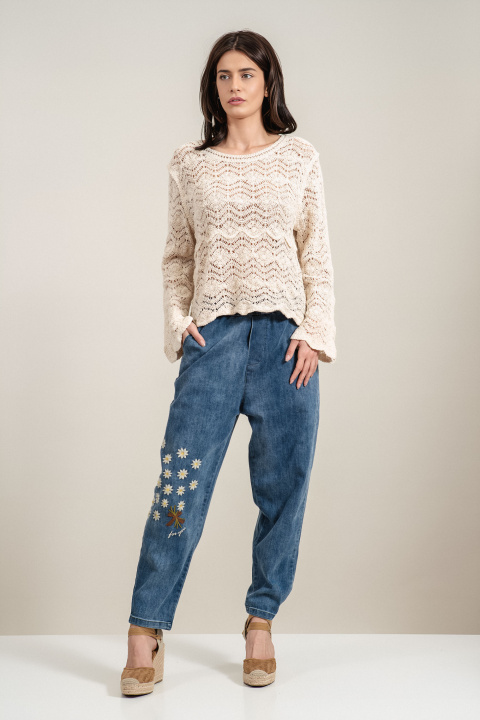 Дамски дънки от памук в син деним с ластик на талията и бродирани цветя