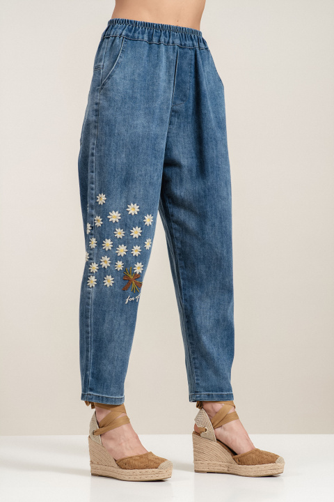 Дамски дънки от памук в син деним с ластик на талията и бродирани цветя