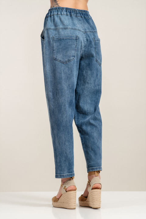 Дамски дънки от памук в син деним с ластик на талията и бродирани цветя