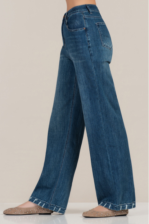 Дамски дънки от памук в син деним с прав крачол и накъсвания в края