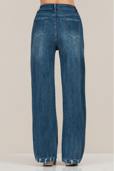 Дамски дънки от памук в син деним с прав крачол и накъсвания в края