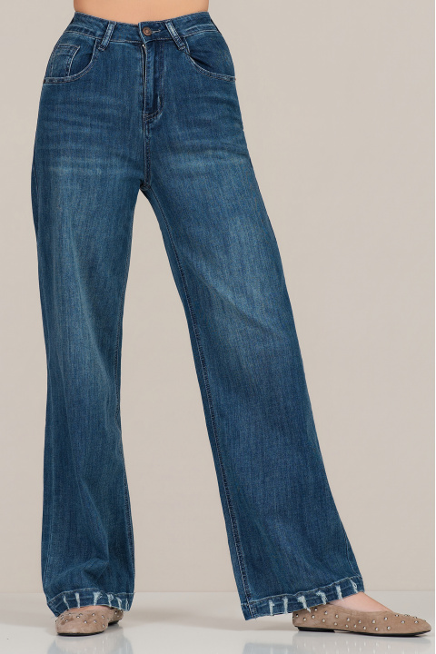 Дамски дънки от памук в син деним с прав крачол и накъсвания в края