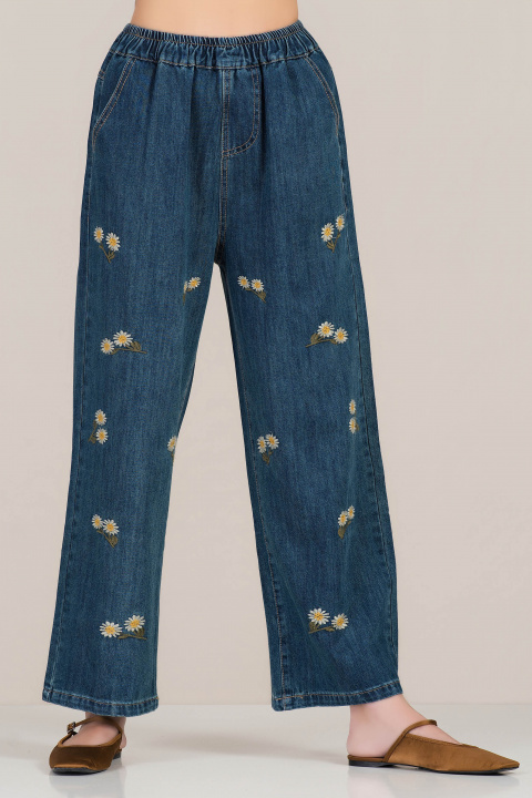 Дамски дънки от памук в синьо с еластична талия и бродирани маргарити