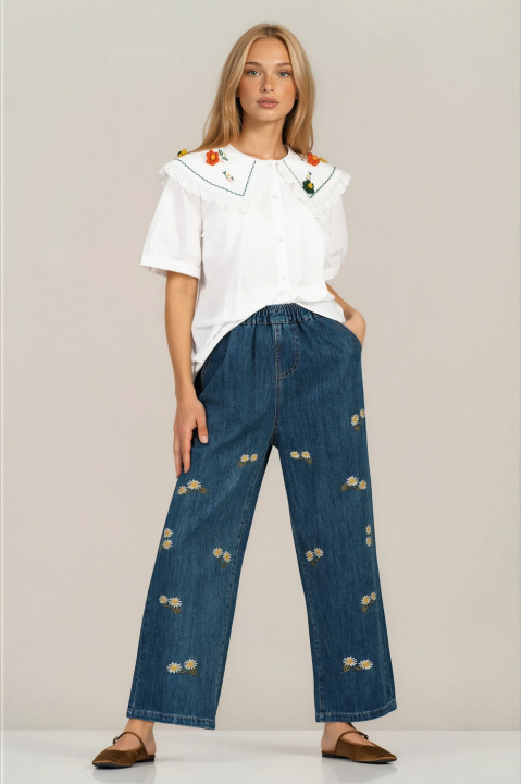 Дамски дънки от памук в синьо с еластична талия и бродирани маргарити