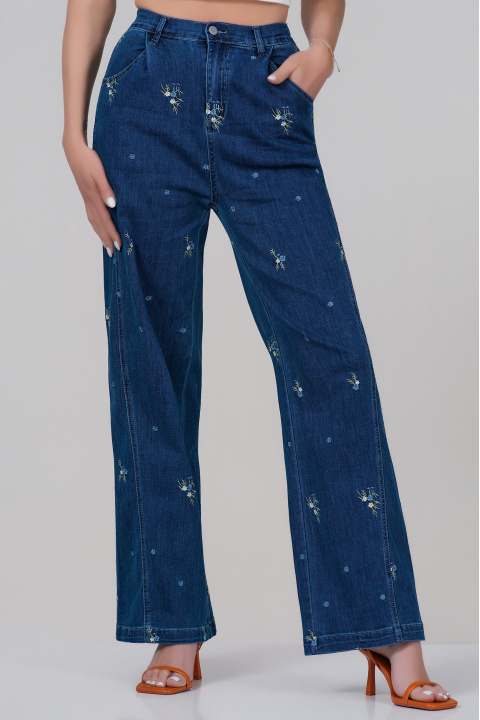 Дамски дънки от памук в синьо с флорална бродерия и широка кройка