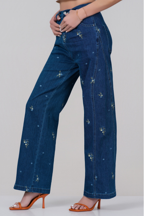 Дамски дънки от памук в синьо с флорална бродерия и широка кройка