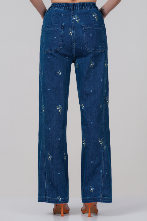 Дамски дънки от памук в синьо с флорална бродерия и широка кройка